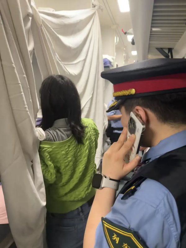 华泰国际 列车上搭起“临时产房”！医学生返校途中为早产儿抢出生命通道｜看见正能量